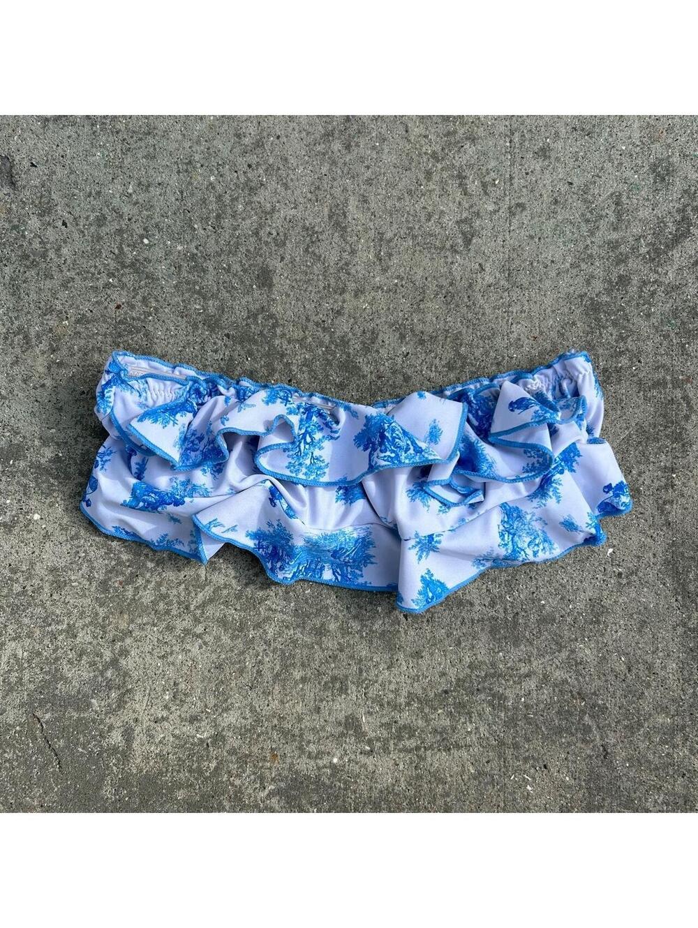Blue and white toile de jouy print bandeau bikini top #toile #bandeau